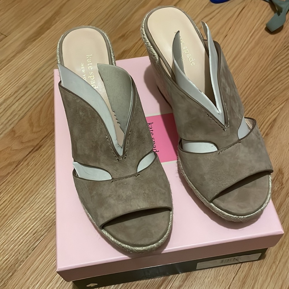 Neutral colored wedges